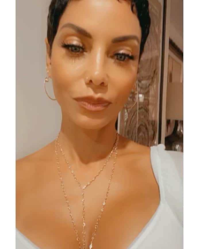 のインスタグラム：「I just love the new Lily FLP necklace available soon. Gold & Crystals.... ♥️ follow @flpbynicolemurphy #flp #lilynecklace #gold #crystals #jewlery #nicolemurphy」
