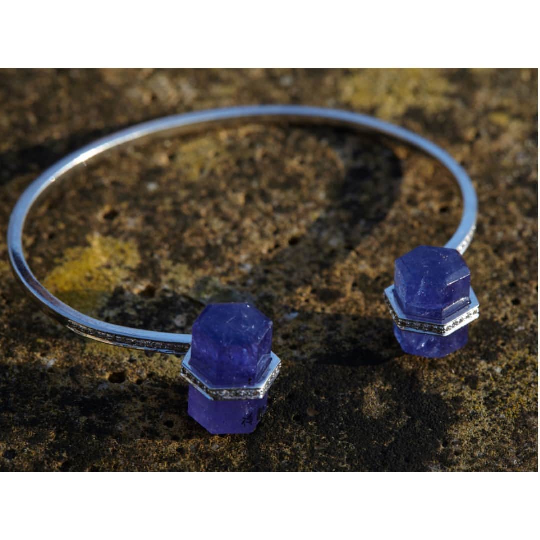 ジェイドジャガーのインスタグラム：「Tanzanite rocktagon bangle with diamonds in 18k white gold.⠀⠀⠀⠀⠀⠀⠀⠀⠀ ⠀⠀⠀⠀⠀⠀⠀⠀⠀ For details email the team at sales@jadejagger.com」