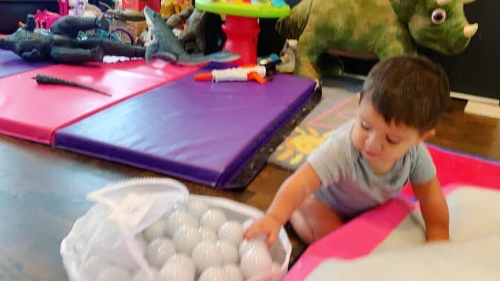 ニコール・ ポリッツィのインスタグラム：「My baby is obsessed with holding a ball in his hand at all times. I got him a bunch of balls and he didn’t know what to do with himself 😩😩 #angelo」