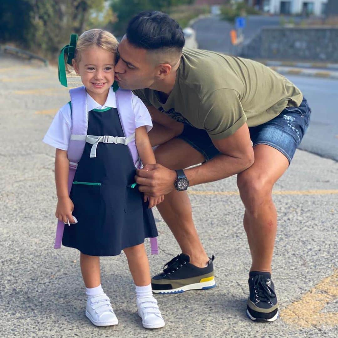 ラダメル・ファルカオのインスタグラム：「La bebe empezó el colegio ❤️」