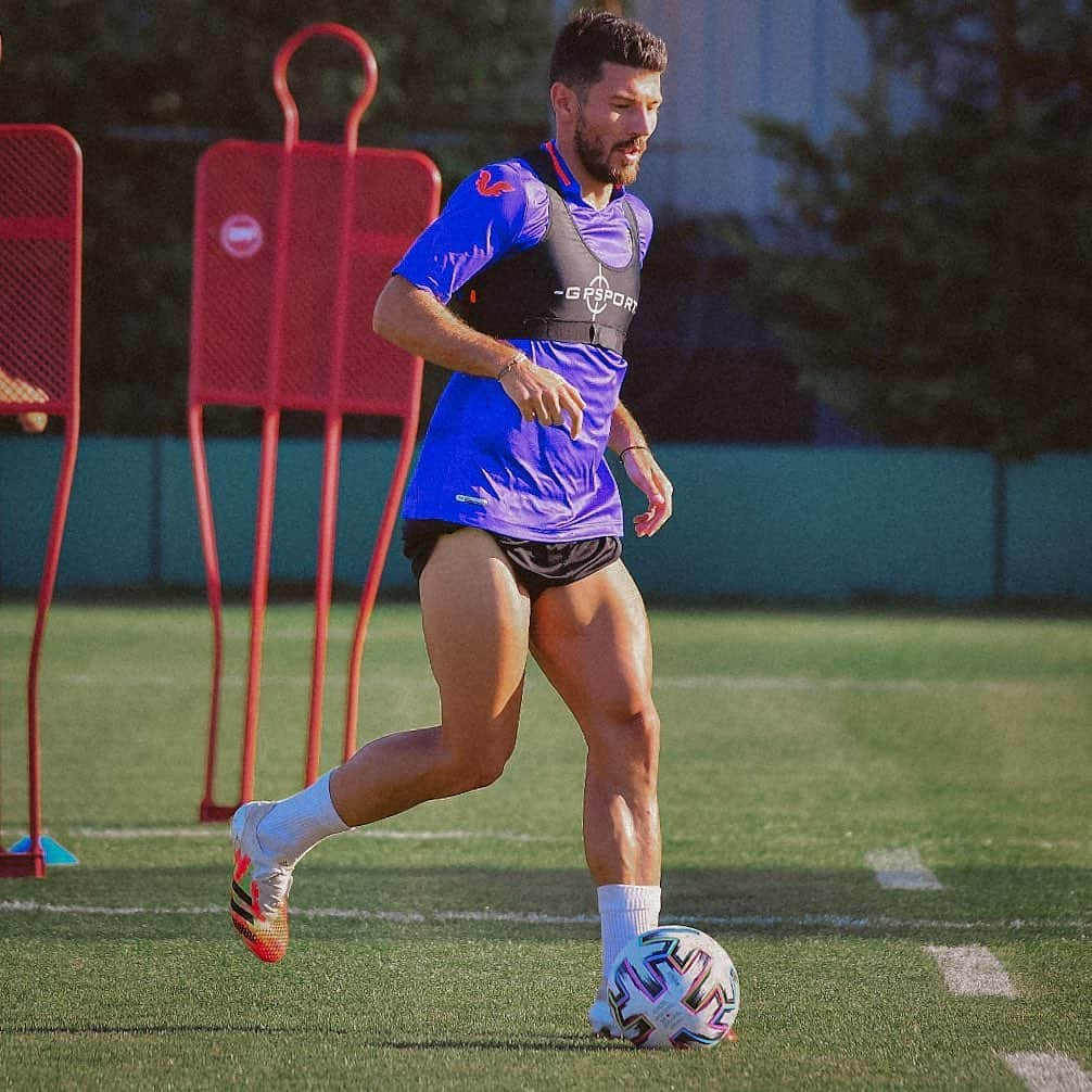 ミロシュ・ヨイッチのインスタグラム：「Back with the ball 💪🏻⚽️」