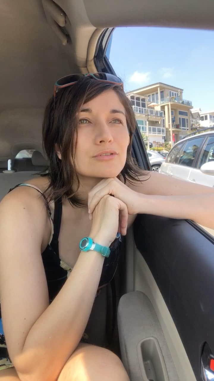 KATのインスタグラム：「That moment you realize you have to get back to work! 🤪😂 The Beach this morning was soooo glorious! I have not had enough sunlight in my life lately. Have you?   P.S. shout out to @cameronstymeist and @charlesbrotman my awesome co-writers on this song. 🙌🏼 #soakinginthesunlight」
