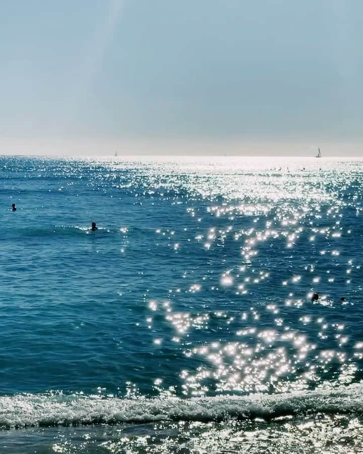 マリア・マーフィーのインスタグラム：「Town days for waves🌈 @raisedbythewaveshawaii」