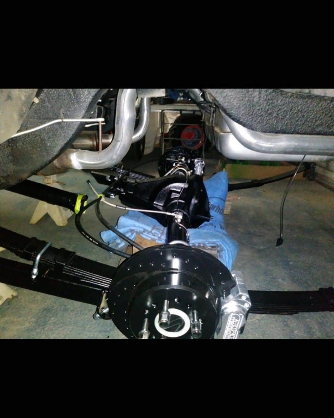 ハルク・ホーガンのインスタグラム：「Got the Super Stock springs locked and loaded, Dana in place ready to rock, just a couple more bolts to lock everything in but got to” get her done”Port Tampa 70’s style with some shortie traction bars then Hang on Brother, croch rocket eater!!! HH #mopar #musclecars #classiccars」