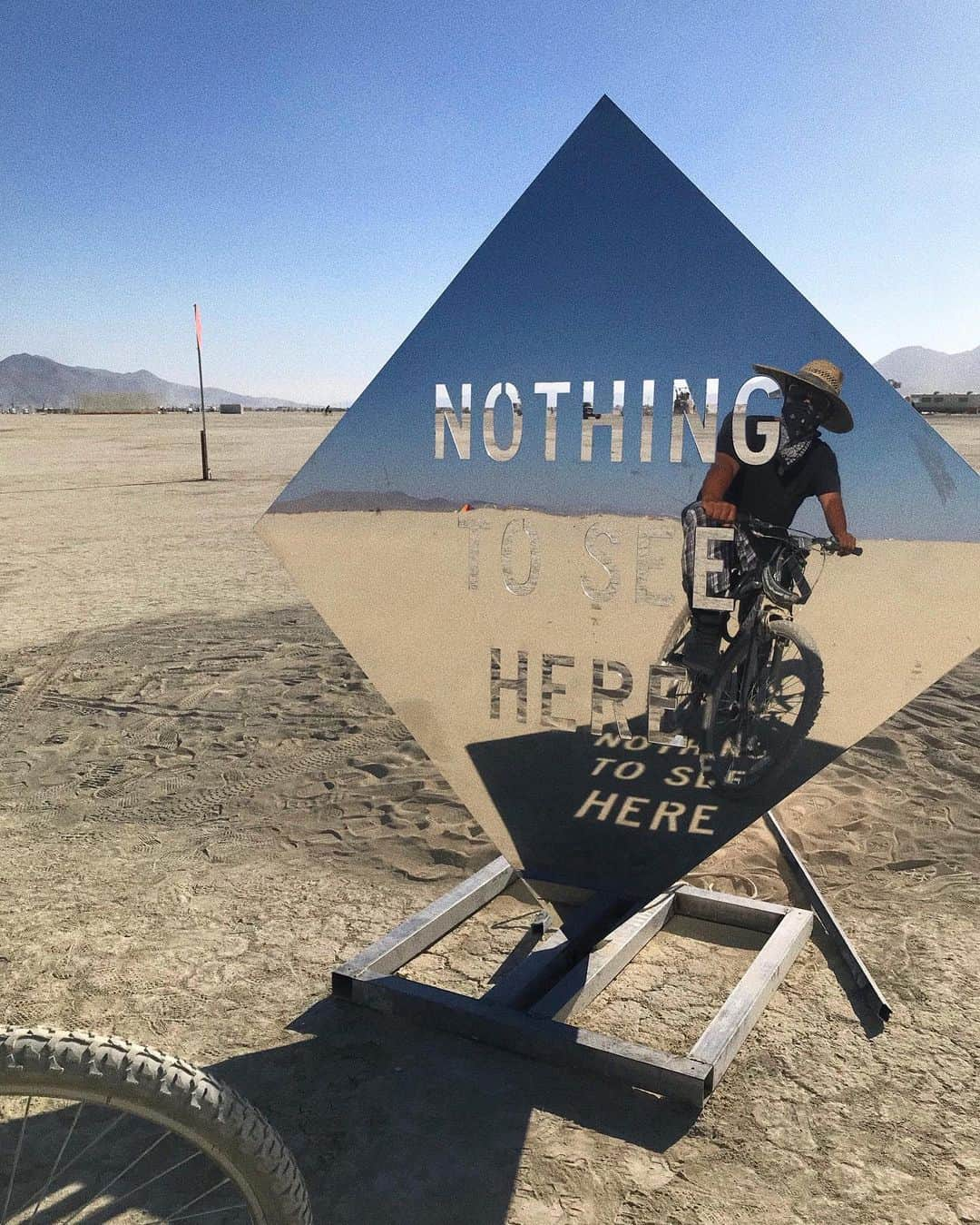 Alfredo Floresさんのインスタグラム写真 - (Alfredo FloresInstagram)「nothing to see here #burningman」9月2日 4時05分 - alfredoflores