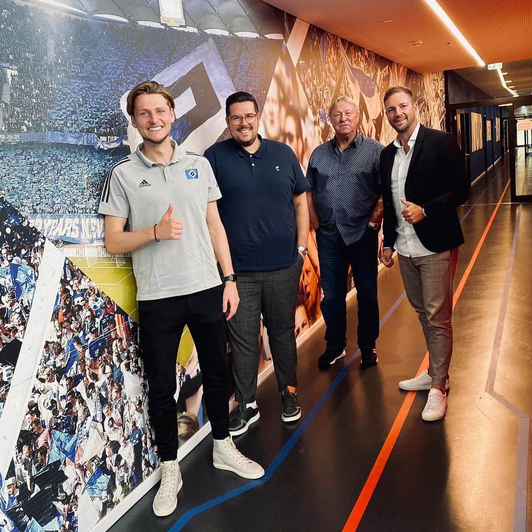 のインスタグラム：「Danke für das herzliche Wilkommen @hsv @hsvyoungtalents. Ich freue mich riesig auf die neue Aufgabe. Let’s go 🔥💪🏼」
