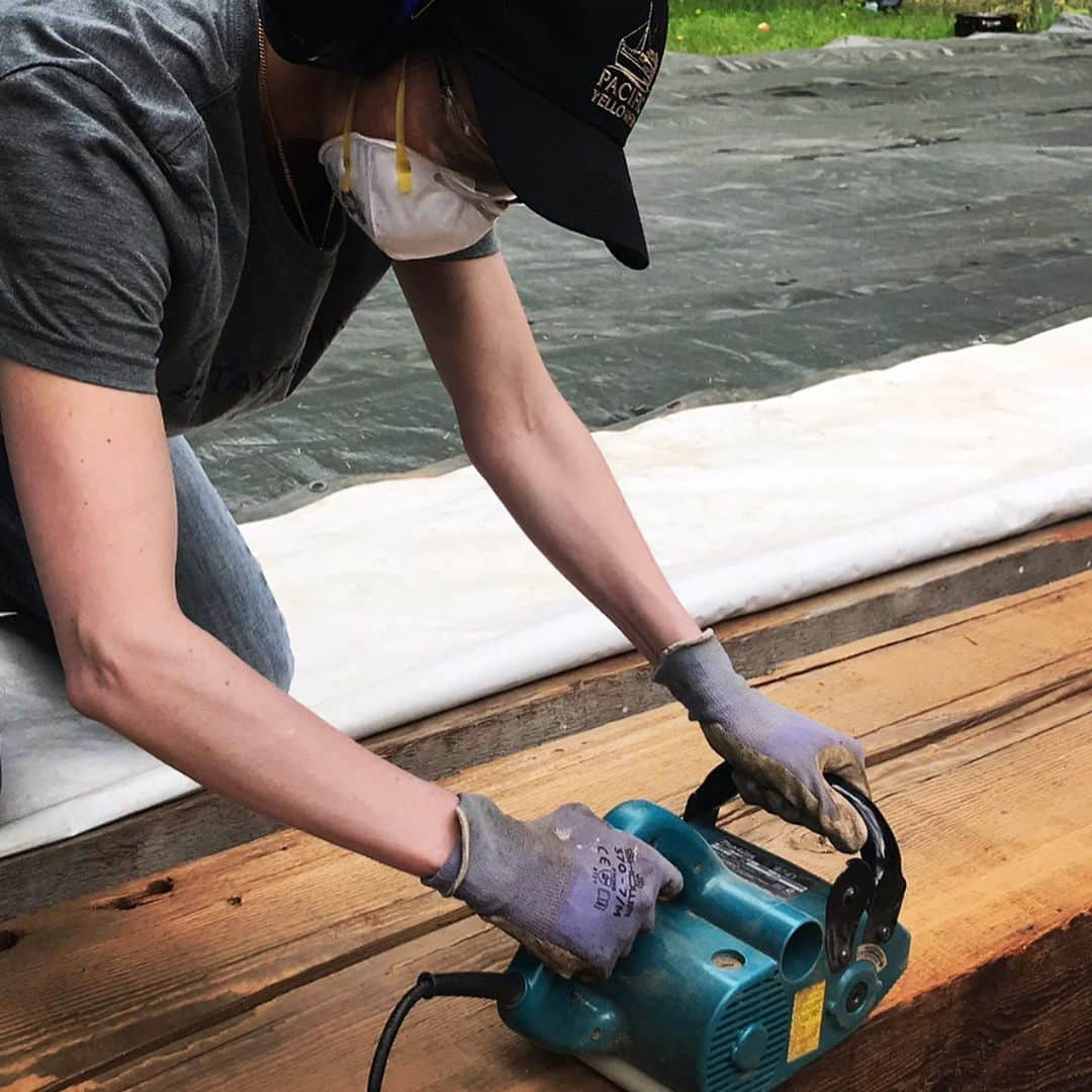 サラ・ウェイン・キャリーズさんのインスタグラム写真 - (サラ・ウェイン・キャリーズInstagram)「a story of beams!  these #reclaimedtimbers have a cool history i’ll share soon.  most importantly to me, using them in my new home means not cutting down more 🌲 🌲 🌲  . we pulled all the nails out, hit them with a wire brush, and finished them in a non toxic material to protect & preserve their majesty.  . it’s an honor to have these fir giants in the build - 12 x 12s and 12 x 18s - they don’t come like this any more.  . #swchome #greenbuilding #reclaimedwood #diy #woodgrain #woodgeek #wearyourmask #powertools #makita #lifetimewoodtreatment」9月2日 4時16分 - sarahwaynecallies