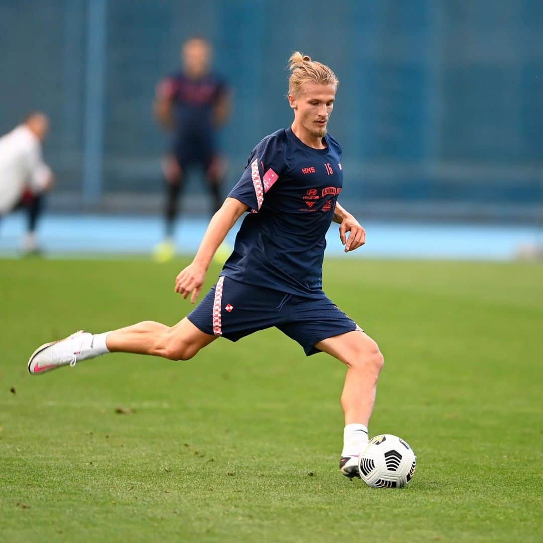 ティン・イェドバイのインスタグラム：「⚽️」