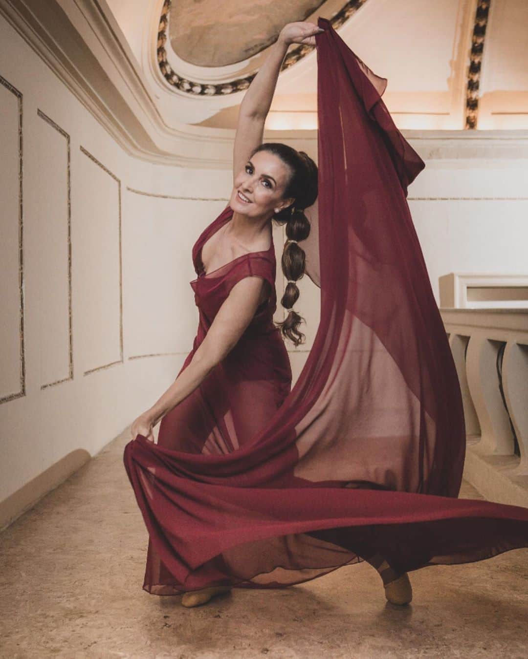 ファチマ・ベルナルデスのインスタグラム：「Hj é dia da bailarina. Quando criança achava que tinha nascido pra dançar. Quando vi a Ana Botafogo dançando, queria ser ela. Quando percebi que não conseguiria, mudei de rumo. Mas imagina minha alegria, hoje, quando encontrei uma foto dela com a mesma cor da minha roupa. Coisa de fã. Vcs entendem, né? Parabéns a todos que dedicam sua vida a essa arte. #diadabailarina🎀」