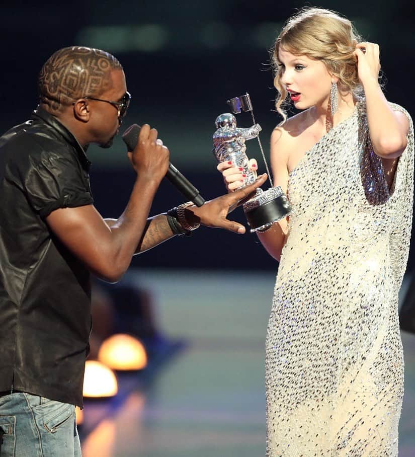 Just Jaredさんのインスタグラム写真 - (Just JaredInstagram)「Kanye West has revealed the real reason why he interrupted Taylor Swift at the 2009 MTV VMAs when she won over Beyonce for Best Female Video. Tap this pic in the LINK IN BIO for his explanation.  #KanyeWest #TaylorSwift Photo: Getty」9月2日 4時38分 - justjared