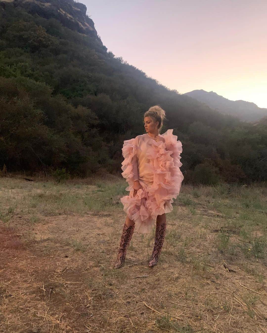 トーライ・ケリーのインスタグラム：「“unbothered” music video ✨🕊 tomorrow at 12pm pt」