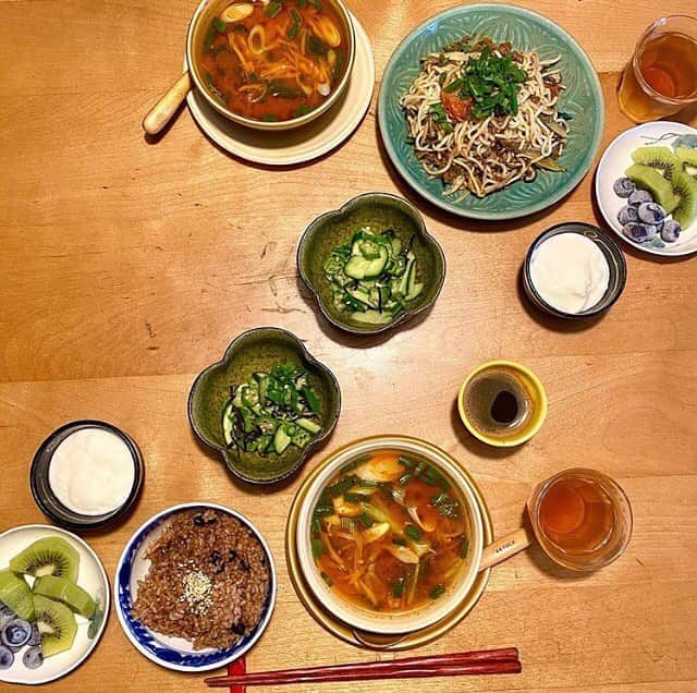 なでしこ健康生活さんのインスタグラム写真 - (なでしこ健康生活Instagram)「Repost from @okamoto.masako   今日の使いきりメニュー 赤いスープ 夫が専門店で買ってきたキムチ数種を保存ビンに移した時に、袋に残ったタレを水で洗い流して。それをベースに作りました。 にんじん、ねぎ、レタスと。 主食。 夫、残りもののジャージャー焼きそば。 私、発芽酵素玄米。 ５日めで、すごくおいしい。 食べ物全部をいただいています。 #管理栄養士ごはん #発芽酵素玄米  #なでしこ健康生活  #フードロスゼロ」9月2日 4時30分 - nadeshiko_healthy_life