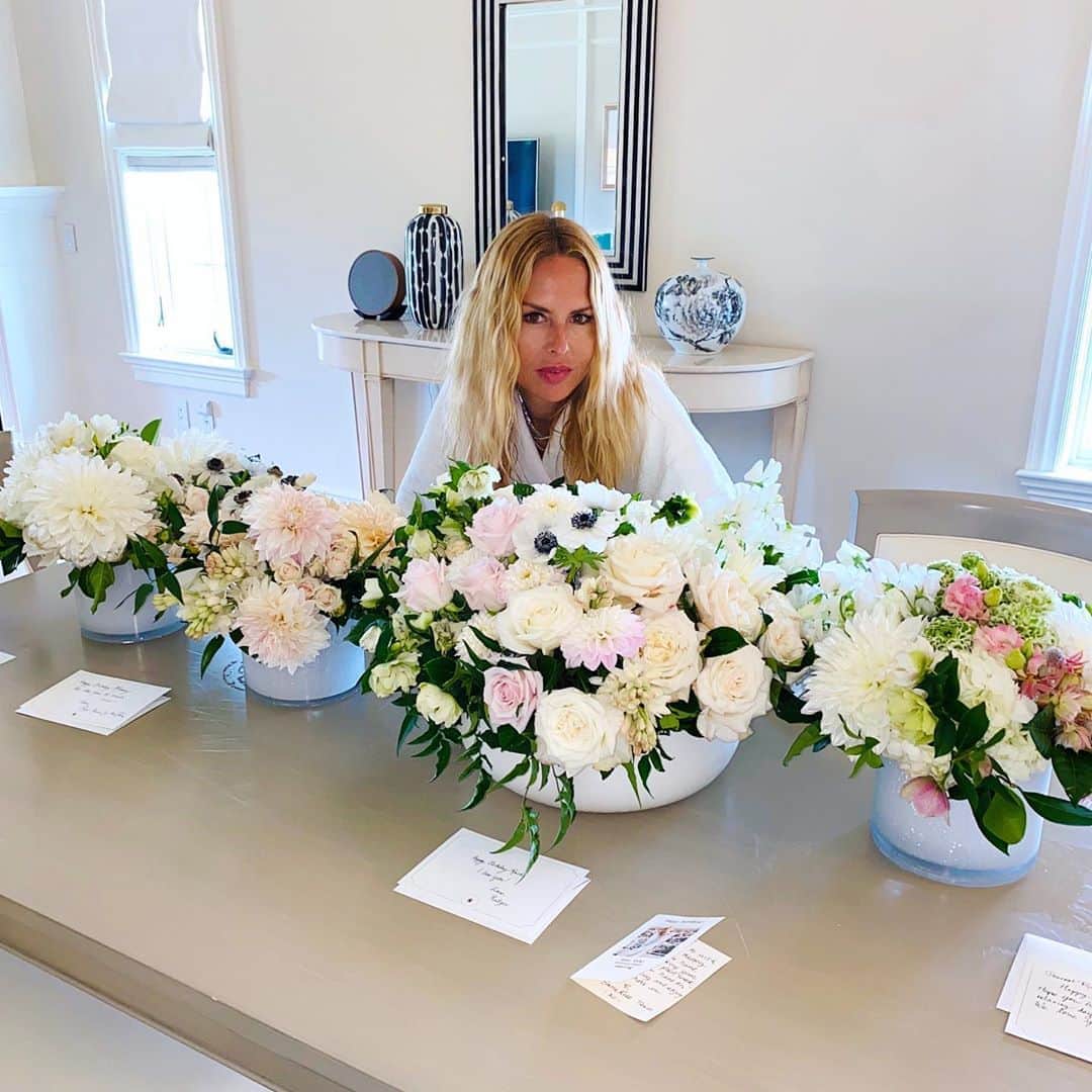 レイチェル・ゾーのインスタグラム：「Birthday morning filled with so much love and beauty... ❤️💐feeling beyond #grateful and #blessed 🙏🏻 XoRZ」