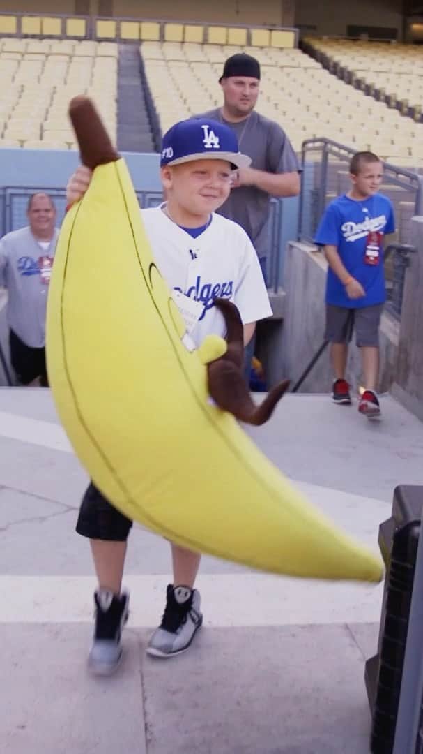 ジャスティン・ターナーのインスタグラム：「My man @lang__27 threw out the first pitch at @dodgers stadium to kickoff #ChildhoodCancerAwarenessMonth @court_with_a_k and I have learned so much from him and his family but the most important thing is that #LosingIsNotAnOption 🎗⚾️🎗  🎥 @strumpfagram」