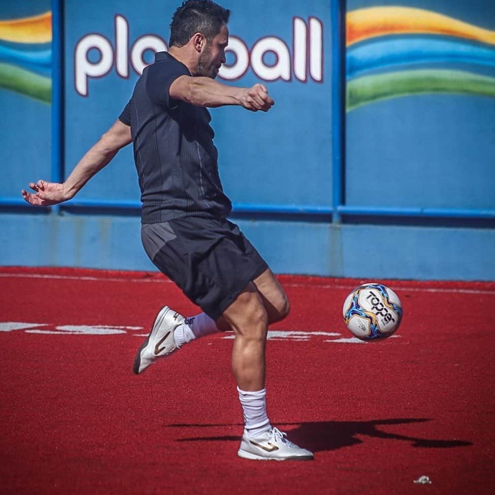 アレッサンドロ・ローザ・ヴィエイラのインスタグラム：「Gol? ⚽️🎯🥅  Chuteira - @topperbrasil   Gravação - @canal_falcao12   Foto- @yurigomes   Local - @playballoficial」