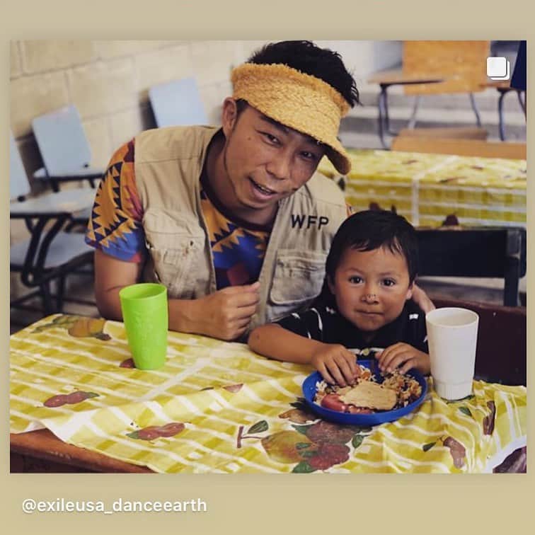 国連WFP 世界食料デーキャンペーン2015さんのインスタグラム写真 - (国連WFP 世界食料デーキャンペーン2015Instagram)「国連WFPサポーターのEXILE ÜSAさんが、早速ゼロハンガーチャレンジに参加してくれました🕺 写真は2018年のホンジュラス視察の時のものですね🇭🇳 給食支援を受ける子どもたちに「おいしいダンス」を教えてくれたのが良い思い出です🍙  ÜSAさんの #食品ロスゼロアクション は何でしょう…⁉︎ 正解は➡️ @exileusa_danceearth   皆さんも、食品ロスを減らす取り組みをして、ハッシュタグ #食品ロスゼロアクション #ゼロハンガー2020 #国連WFP 付きで投稿して下さい！途上国の子どもたちに給食を届けることができます😊  #repost #SDGs #飢餓ゼロ #世界食料デー」9月2日 15時50分 - jawfp_official