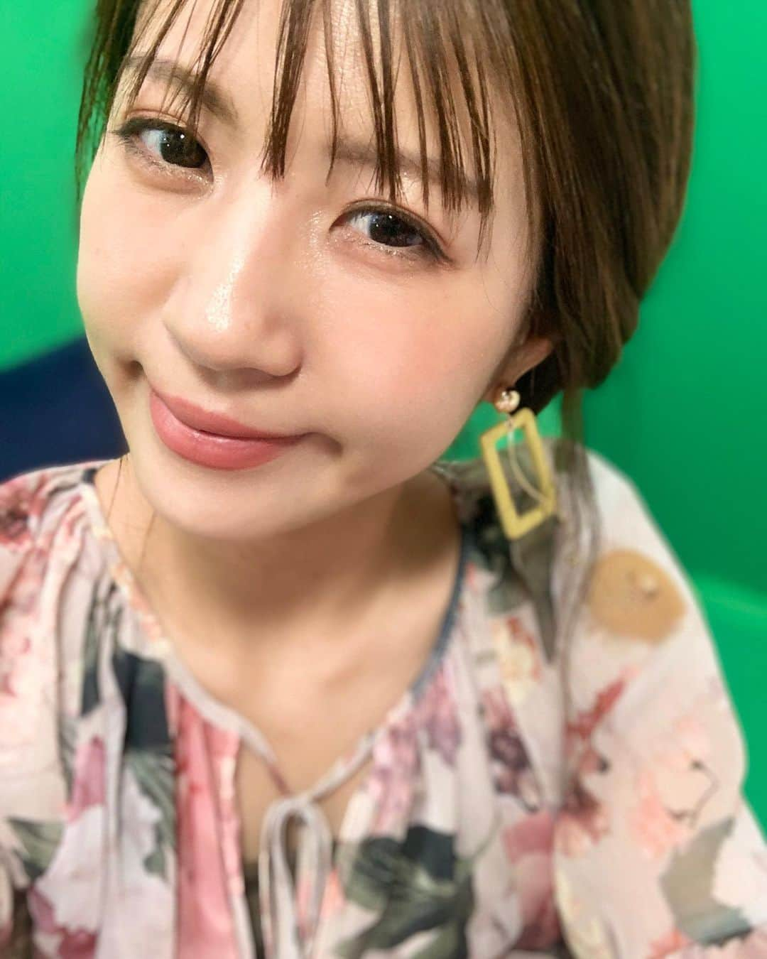 木本夕貴さんのインスタグラム写真 - (木本夕貴Instagram)「昨日の朝、体調がもんのすごく悪くて顔色も唇も真っ青で顔もむくんでて、悲しかったんだけど メイクしたら ファンデーションがつやんつやんで最高！！！！！！！  BOBBI BROWN インテンシブ スキン セラム クッション ファンデーション  なんだけど、わたしは大好きだ❤️  生放送13時間以上だったんだけど、ちょこちょこお直しくらいで、 化粧崩れも汚くないと思った❣️  嬉しい！！！  悲しいことがあってもわたしは生きていかなきゃいけない。やるんだ！落ち込んでるくらいなら、 もっともっと生きる！！！ って文字打ってたら ゴロゴロゴローーーって雷⚡️鳴った⚡️ 喝！！！だね⚡️⚡️⚡️」9月2日 15時46分 - yuuki___kimoto