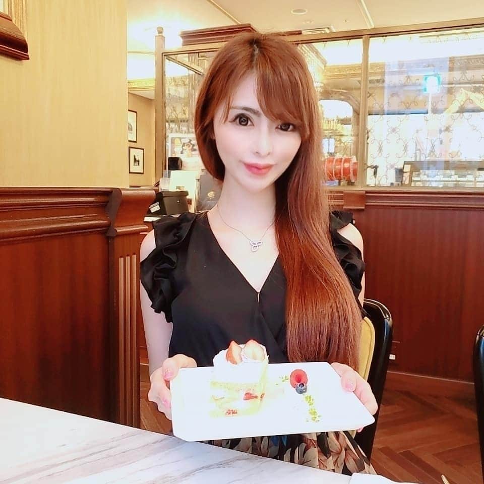 桃瀬えりなのインスタグラム：「銀座らん月ですき焼き🐂🐄食べて、SIXのカフェでお茶して来たよ🍰☕ おみやありがと💗 久しぶりの銀座、すっごく空いてた😲  #gourmet #ginza #rady #harrywinston #follow #followme #銀座 #らん月 #すき焼き #銀座シックス #ケーキセット #グルメ #いいね返し #フォロー返し」