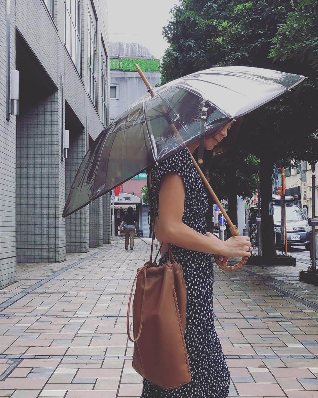 大桑マイミのインスタグラム：「急な雨☂️困るけどお気に入りの傘があると気分はあがる☔️❣️ バンブーハンドル製の大人のビニール傘　&  大好きなvasic のbag #トラディショナルウェザーウェア  #stormseal  #clearumbrellabamboo #雨の日のコーデ☔️」