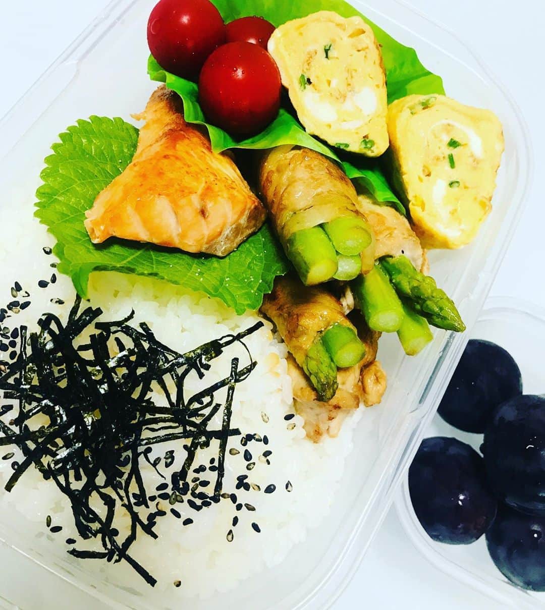 吉岡美穂のインスタグラム：「アスパラ肉巻き弁当🍱  #昨日のお弁当です😋 #中学生タッパー弁当 #お弁当のおかず #ちょっと甘い卵焼き」
