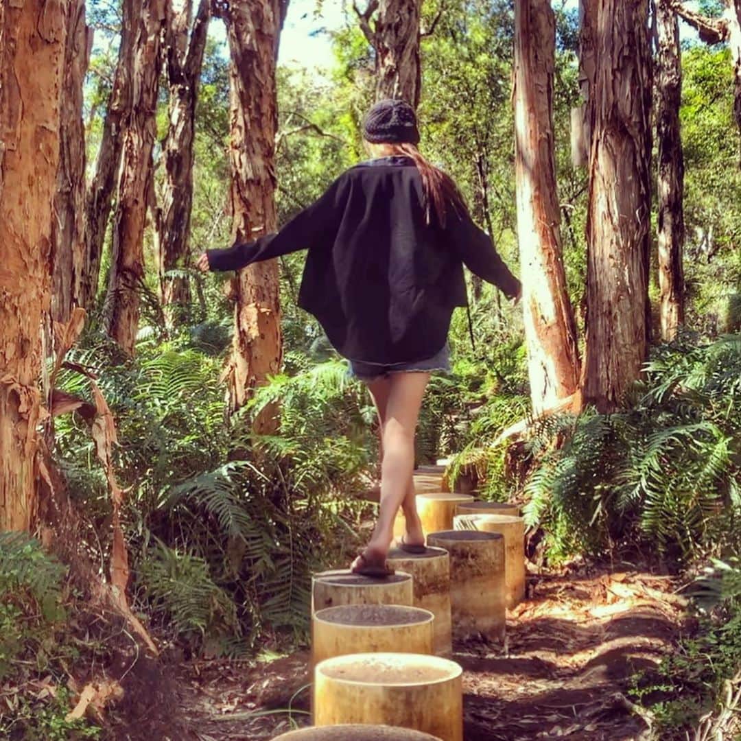 広瀬ななのインスタグラム：「Paperberk Forest Boardwalk 🌿 Very quick and easy one but still great 👍  ・ オーストラリアに自生してる木 ペーパーバーグツリー、皮が紙みたいにペラペラはがれます🥰  #paperbarktree」