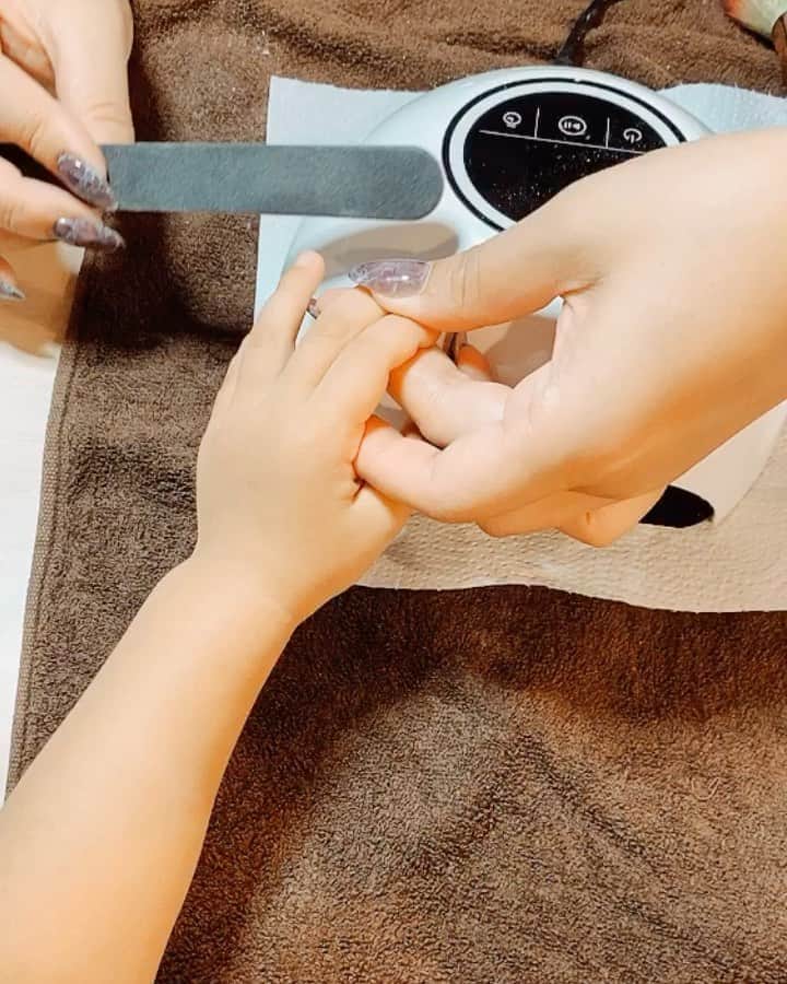 &mのインスタグラム：「いつもお家に来てくれる高校の同級生のネイリスト💅♡  わたしのすべてを知っている😆  今日はこぶたちゃんのちいちゃいつめもファイリングしてくれたよ🐷😊」