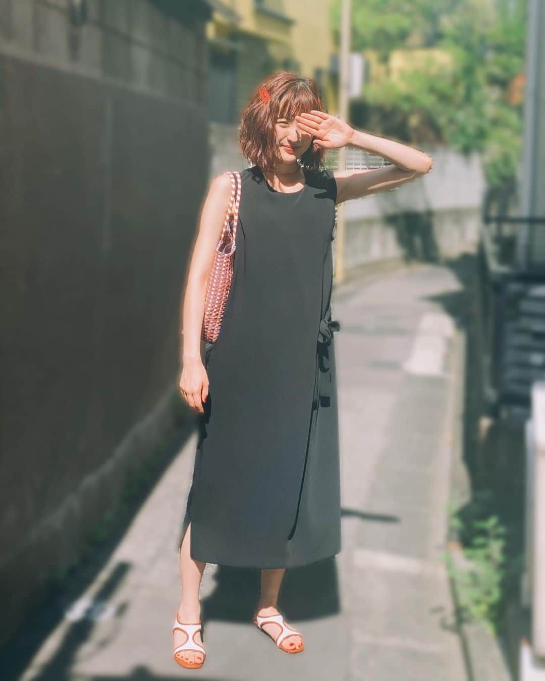 岩井七世さんのインスタグラム写真 - (岩井七世Instagram)「9月の暑さになってきた。 とはいえあつーい。稽古の日はサンダルにカゴバッグが最近の定番。  🧡🖤」9月2日 14時35分 - nanaseiwai