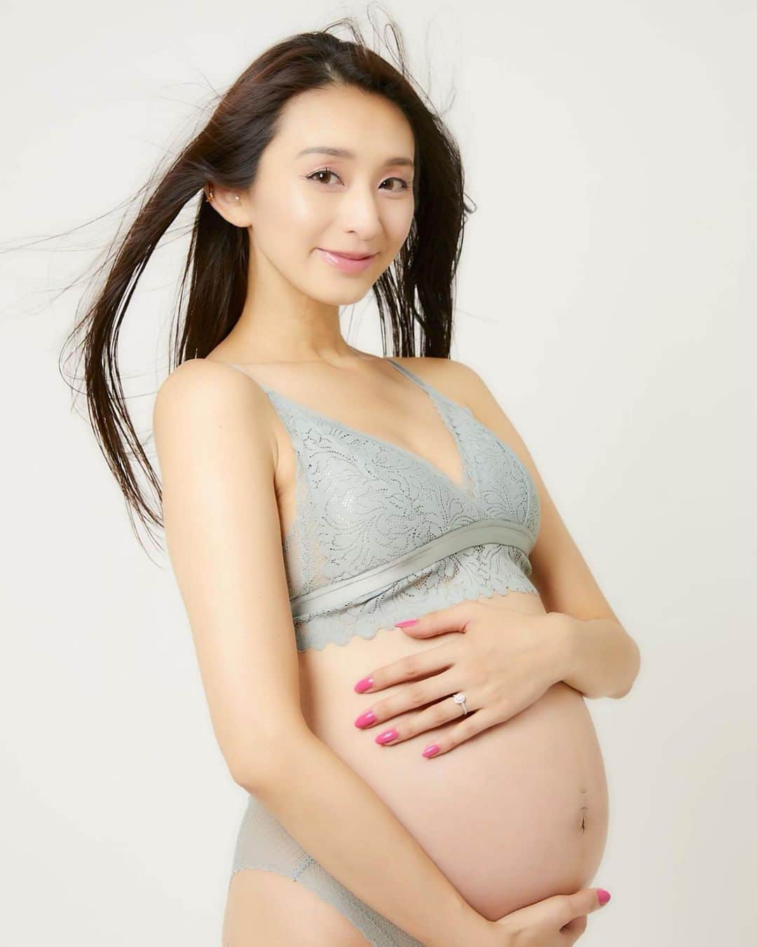 のインスタグラム：「お家に飾る写真どれにしようかな...🤔  生まれてくる前に完成させたいのに😅😅😅💦  #マタニティフォト #マタニティ記録 #マタニティライフ #臨月」