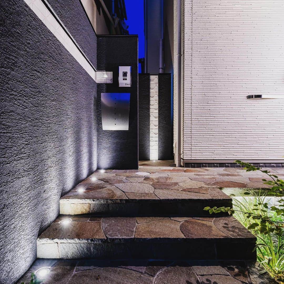 Team Next(神戸都市開発) さんのインスタグラム写真 - (Team Next(神戸都市開発) Instagram)「外構の照明はかなり重要です、基本はアッパーライトがお勧めです！ 左官壁+アッパーライトは陰影が綺麗に出ますし、植栽＆アッパーライトもかなり雰囲気が出ます！  いいね！フォロー #ありがとう ございます。  #home #japan #architecture #interiordesign  #interior #kobe #暮らし #homestyle #インテリア #神戸 #シンプル #日々 #myroom #マイホーム #ナチュラル #myhome #暮らしを楽しむ #家 #シンプルライフ #丁寧な暮らし #注文住宅 #リビング #フォローお願いします #followme」9月2日 14時39分 - team.next