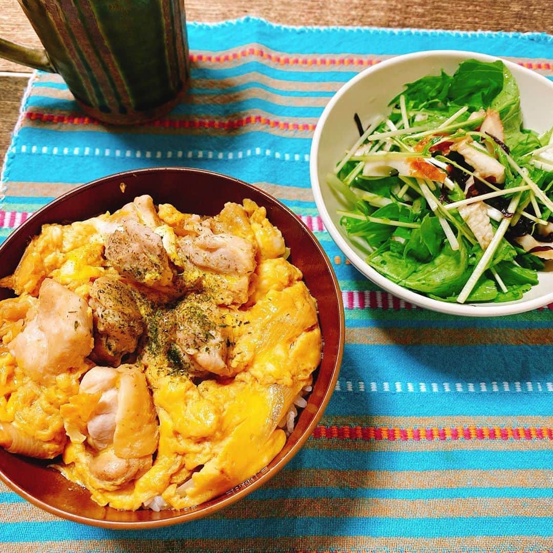 古里友美のインスタグラム：「今日は一日お休みです。 お久しぶりの、親子丼。 水菜が余っているのでちくわと和えて和風サラダに。 天気が不安定な日は身体がダルオモになるので、元気の出るごはんを。  #手料理グラム #おうちごはん #おうちじかんをたのしむ」