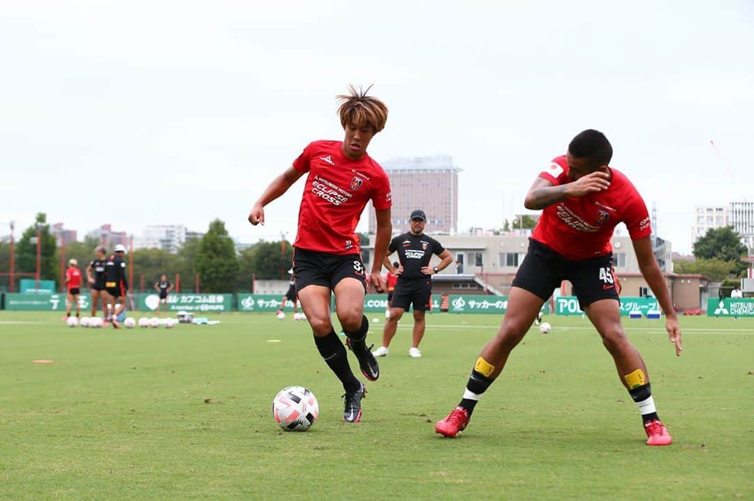 浦和レッドダイヤモンズさんのインスタグラム写真 - (浦和レッドダイヤモンズInstagram)「9月2日、大原サッカー場でのトレーニング。 #武田英寿 #レオナルド #西川周作 #槙野智章 #トーマスデン #杉本健勇 #興梠慎三 #岩波拓也 #関根貴大 #長澤和輝 #三菱重工 #三菱自動車 #トーシンパートナーズ #テレ玉 #auカブコム証券 #nike #POLUS #三菱ケミカル #DHL #三菱UFJニコス #文化シヤッター」9月2日 14時43分 - urawaredsofficial