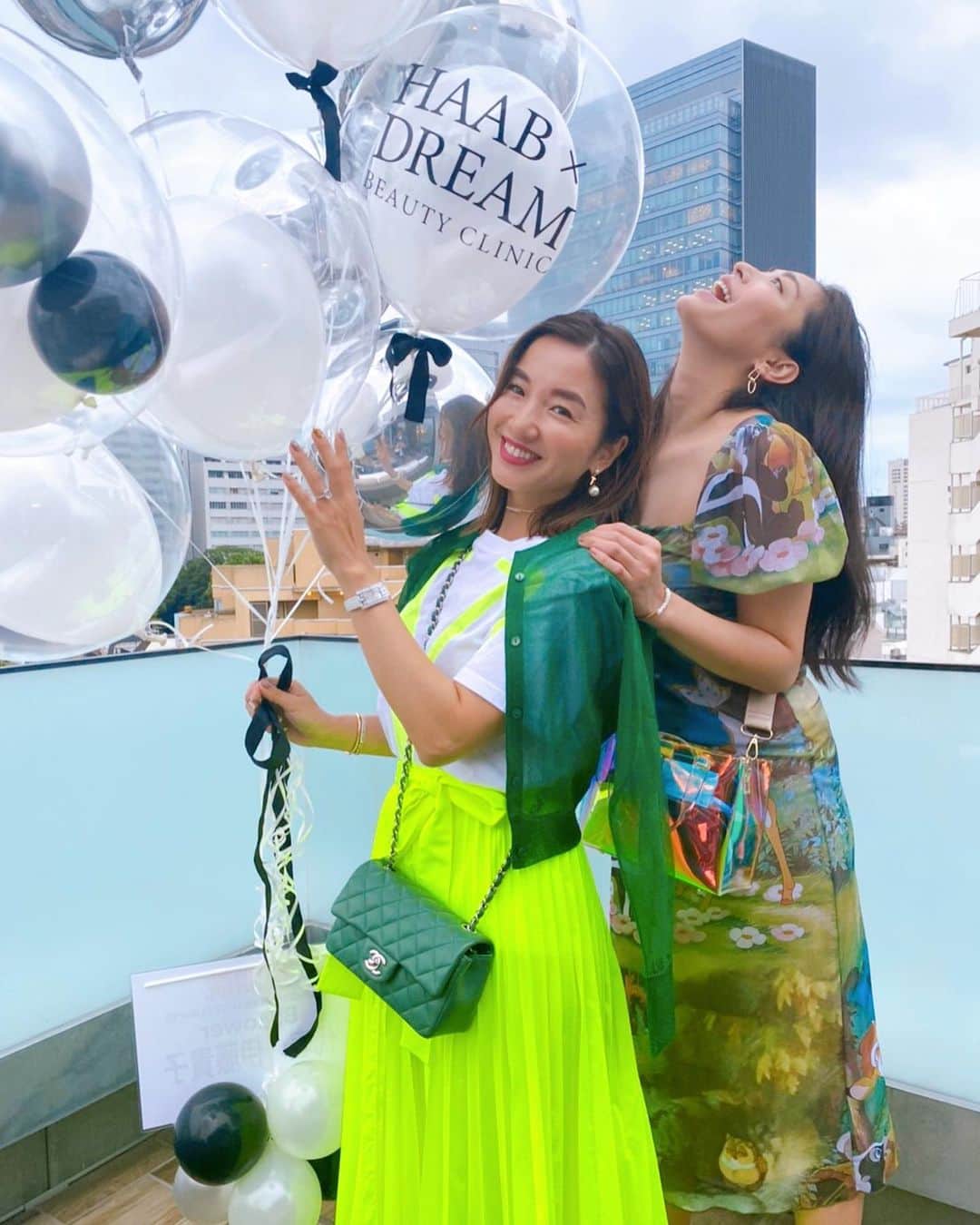 のインスタグラム：「@haab_dream のopening party✨続き  大好きなたかこさん @tkco と行って来ましたー❤️❤️  いつもながらたかこさんのバルーンショップはお洒落なバルーンしかないの☺️✨  ばえスポットに、ばえバルーンに、、もうばえ映え渋滞やん！🤣w バルーンショップのインスタ 👇 @ballowerballoon   むーの誕生日も同じ日だったからって私にまでバルーンをくれる優しさ🥺感動🥺💕すこです💕💕  改めて、　@darenogare.akemi  と　@chihirokaji0125 と @moris___123  おめでとう🎉  近々またゆっくりきまーす💕  #お祝いバルーン #haab #haabビューティー #haabdream #christina #神宮前 #オープニング」