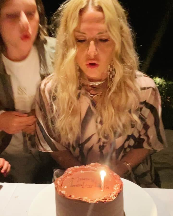 レイチェル・ゾーのインスタグラム：「I am truly overwhelmed by the love I felt today from so many of you and my extraordinary friends and family ❤️ .  I woke up today missing everyone in the deepest way. I have never loved my birthday, but always use it as the best reason to gather all of my favorite people at a dinner table to celebrate life and each other. In the insanity of this time, I am feeling extra #grateful for my health and happiness and the blessing of just being surrounded by my angels and my @rbermanus who made today just perfect. Thank you beyond for all of the birthday love everyone... it means even more this year 🙏🏻. Another trip around the sun and feeling ready for the next one..🥂🎂 #birthday #love #gratitude XoRZ」