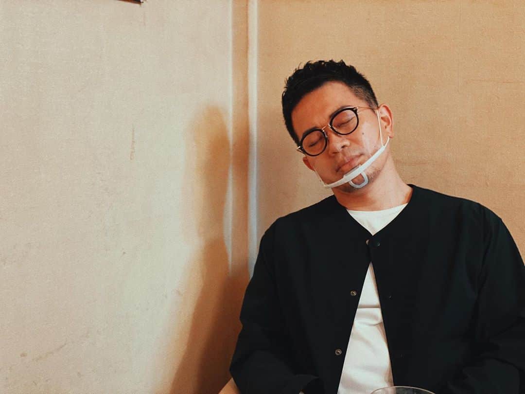 のインスタグラム：「ロケの合間に。。。 . . . 写真：アヤト(@ayato_nishikido ) . #宮迫です #宮迫博之 #芸人 #お笑い #居眠り #youtube #youtuber #撮影 #ポートレート #portrait #tokyo #japan #japaneseboy #japanese #instagram #instalike #instagood #good_portraits_world」