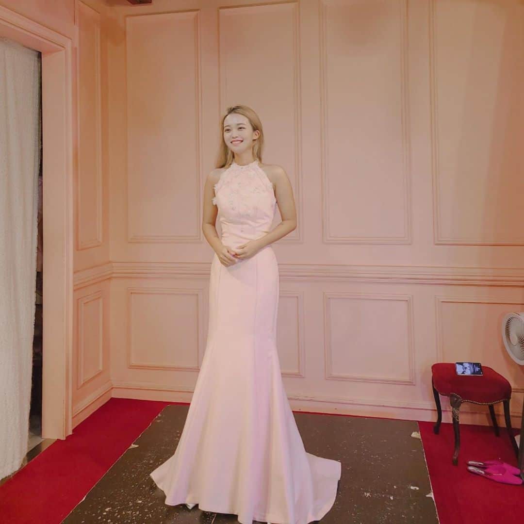 キム・ダヘのインスタグラム：「촬영드레스 셀렉날 👰🏾🤍 처음 입어본 홀터넥인데 운동한보람있네...(?) 근데 뿌리염색하고싶어서 뿌리만 보여요 ㅋㅋㅋㅋㅋㅋㅋ #로자스포사#리마인드웨딩」