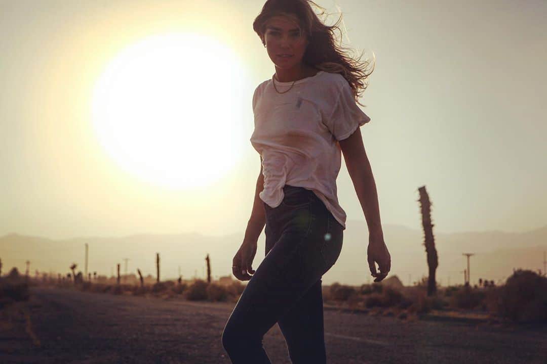 アシュリー・ハートのインスタグラム：「‘Dust in the wind, all we are is dust in the wind’ 🔫’s &🌹’s.」