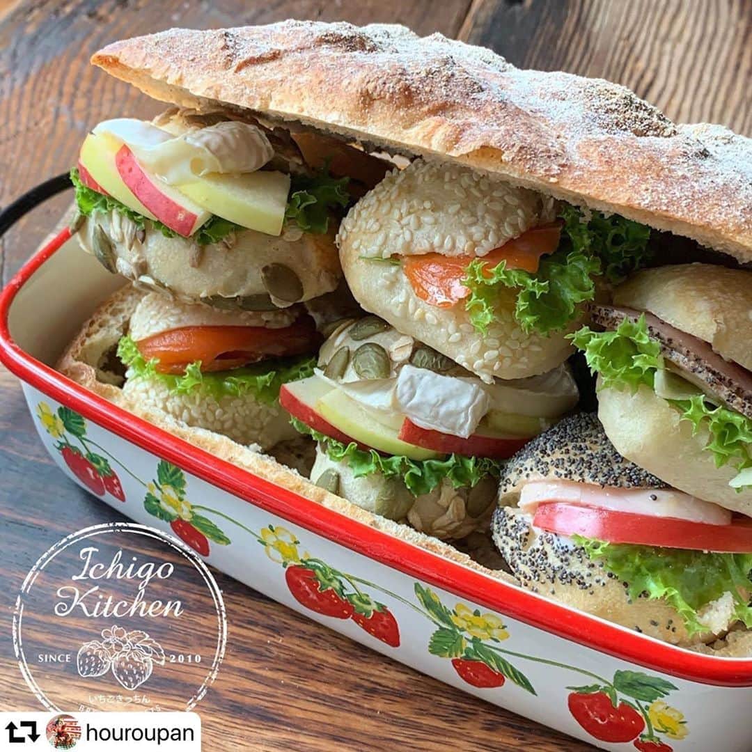 のインスタグラム：「#repost @houroupan ・・・ 追加開催します❣️  10月のこちらのレッスン  対面レッスンで受けたい！というお声をいただいたので追加開催いたします。  10/30.31  少人数開催となります。  オンラインか対面か、ご希望に合わせてお選びくださいね😉  今夜20時よりクスパ から募集開始となります。  こちらのホーローパン。  先日PAULさんの講習会の学びを元に誕生しました。  受講しながらわくわくが止まらないの  あー、パン作りの楽しさってコレだよね！！  と。  細かな小技がきいていて、PAULの世界は本当に素晴らしい✨✨✨  プロから学べる機会をつくってくださるハッピーさんには心より感謝です😌✨  学びを活かしつつ、私らしく全てをホーローひとつで。  今回はいちごホーロー3点セットフル活用します😁🍓🍓🍓  いちごホーロー3姉妹の華麗なる活躍をどうぞお楽しみに💕  #いちごきっちん #ホーローパン #いちごホーロー #いちごホーローはいちごきっちん通販サイトで割引販売中  #クスパ」
