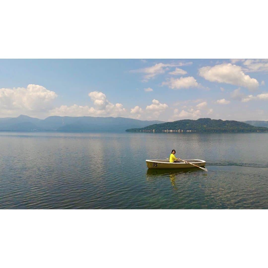VANRIさんのインスタグラム写真 - (VANRIInstagram)「🚣‍♂️ 人生初一人漕ぎボート！ オールさばき褒められたよ〜🙈 なんとこの状態でＱ出ししてます 壮大な景色・屈斜路湖を楽しみながら クエスチョン一緒に考えて スーパーひとしくんゲットしてね♪ #日立世界ふしぎ発見 #ミステリーハンター #北海道 #屈斜路湖」9月2日 15時00分 - vanri0121