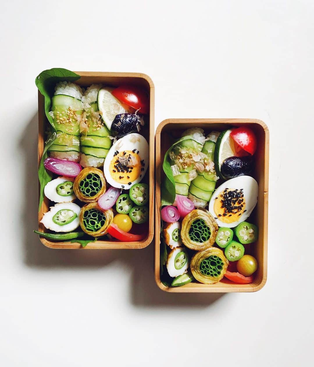 Chinamiさんのインスタグラム写真 - (ChinamiInstagram)「Today's bento!  The most recommended bento ingredients is leeks wrapped in eggplant🍆. Anyway, as with a lot of things, my first inspiration for making bento lunches is my mother and older sister. Thank you, Mom and sis! Also, I want to say thank you so much for my instagram friends! I always got motivation with your smile😊 #bento #野菜 #弁当 .  (The fourth photo is the preparation for making leaf mold.🍂🍂🍂) #homegrown #vegetables  . 本日の野菜弁当〜 おすすめはネギの茄子巻き🍆 (一見肉巻きに見えますが実は茄子の照り焼きです) . 4枚目の写真は、腐葉土作り用の温床枠。腐葉土に適しているケヤキやサクラなど広葉落葉樹がちょうど近くにたくさんあるので、せっせと集めて頑張っています👩‍🌾 . 5枚目は自家菜園の様子。秋から冬にかけて野菜の種類によりガラリと様子が変わります。また変化などポストしますね🌳 . #腐葉土 #自家菜園」9月2日 15時05分 - chinamiphoto
