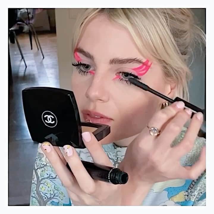 JO BAKERのインスタグラム：「L U C Y • B O Y N T O N  Uplifting high liner.... on bright bird #lucyboynton 💕 cos #pink makes us happy!! #flamingowings #neonpink #future #feelings #bright #bird #makeupartist #ready  We can’t wait to create !!  2min #makeup by me #jobakermakeupartist #welovecoco LE VOLUME RÉVOLUTION DE CHANEL MASCARA💋」