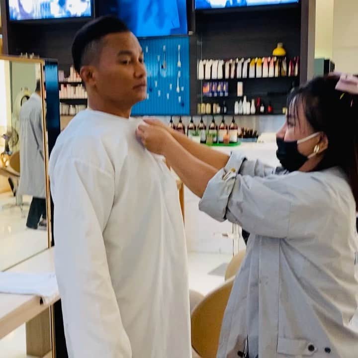 トニー・ジャーのインスタグラム：「Ok. New style of haircut 😁🙏🙏🙏🤣😎」