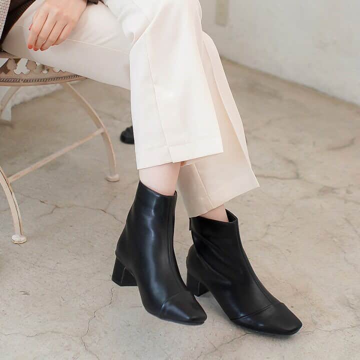 AmiAmi（アミアミ）Shoes Shopのインスタグラム：「. . 商品番号：mj4201 ローヒール＋スクエアトゥの 人気デザイン！9月4日より、 新色camelが登場…▷◁.｡  . . スカート合わせはもちろん、 少し太めのパンツを被せる Styleもおすすめです…♡ . . @amiami_shoes  #アミアミ#アミアミシューズ #フラットブーツ#フラットシューズ #ショートブーツ#ローヒールブーツ #スーパーSALE#ママコーデ #ママファッション#プチプラ #r_fashion#fashion」