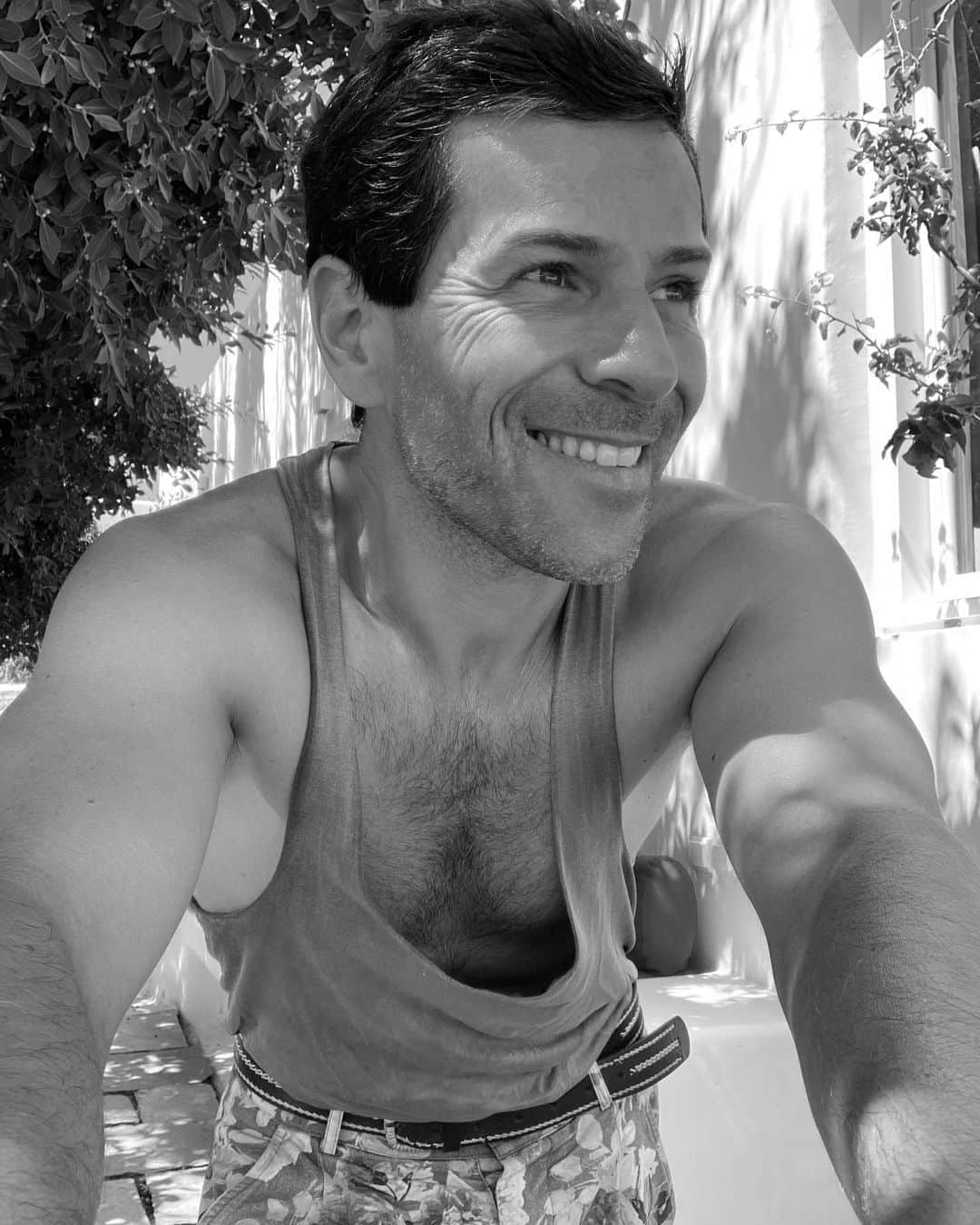 アレクシマビーユのインスタグラム：「Keep smiling @alexismabille last day in Paros thanks @cyrilvergniol for your hospitality #paros #greece #cyclades #holiday #ending #lastday #friends #seasexandsun #sun #bluesky #sunkiss #tan #black&white #portait #smile #happytime #backhome」