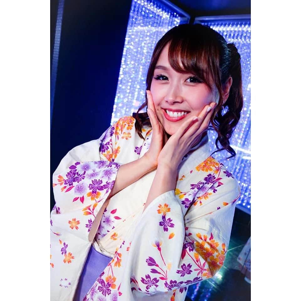 小池ジョアンナのインスタグラム：「2020.08.29  府中JEWELでのライブ💜  衣装は30分の間で5変化しました🤭  早着替えって毎回ドキドキするけど、ステージの演出する上でとっても大切な工夫だったりするよね🎆✨  今年もう着れないと思った浴衣を着れて大満足です👘💕  #浴衣 #浴衣女子 #ライブ #stage #singer #yukata #yukatagirl」