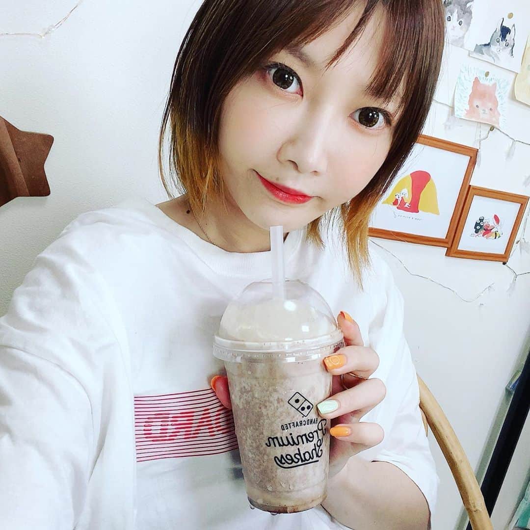 のインスタグラム：「ドミノピザシェイク頼めるから最高 しかもホイップありかなしか選べる あり一択 #ドミノピザ」