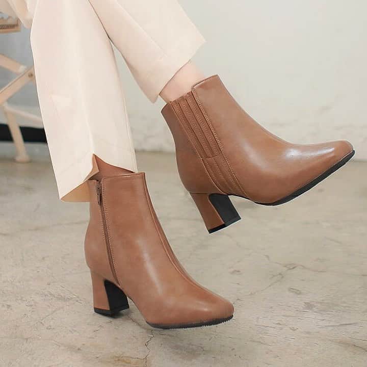 AmiAmi（アミアミ）Shoes Shopのインスタグラム：「. . 商品番号：ts7262 スクエアトゥショートブーツ . . スクエアトゥに太めのヒールで 安定感◎なショートブーツ☺︎ 9月4日より発売の新作です🌾 . . @amiami_shoes  #アミアミ#アミアミシューズ #ショートブーツ#ブーツ #スーパーSALE#ママコーデ #ママファッション#プチプラ #r_fashion#fashion」