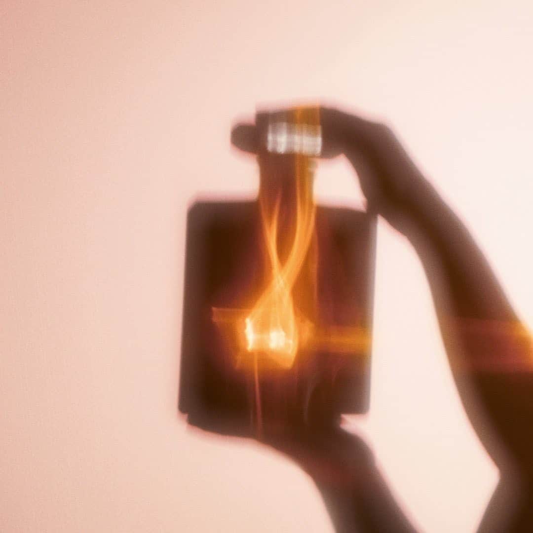 のインスタグラム：「Life is an enchantment. Discover COCO MADEMOISELLE L’Eau Privée, a captivating and radiant night fragrance. #CocoMademoiselle #CHANELFragrance #CocoForEver」