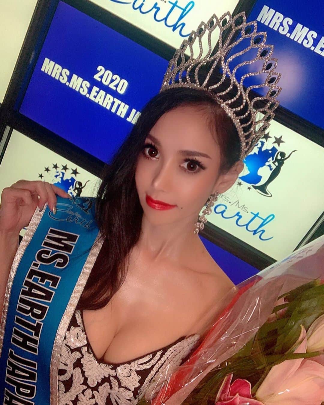 のインスタグラム：「I'm Winner 👑💕  If you give up, the game over 💋  I'm sure your future will continue too ❤️  So, let's look forward and walk with me 🥰  @natura.namba @natura.chuchu @natura_shop18  #mrsmsearthjapan  #ミセスミズアースジャパン #近畿エリア #近畿大会 #株式会社ワールド #マダムエツコ #wacoms #美eautywave  #ビューティーマインド #t＿concepshon #tcb #東京中央美容外科 #東京中央美容外科梅田院 #ドクタービーバー #ビーバー先生 #美と幸せを追求 #素敵な院長 #gall_gion #東京バイオテクノロジービューティ #ドットイー #eye活 #Natura #ナトゥーラ #SAQHA #CELLSERUM #ビジョビ」
