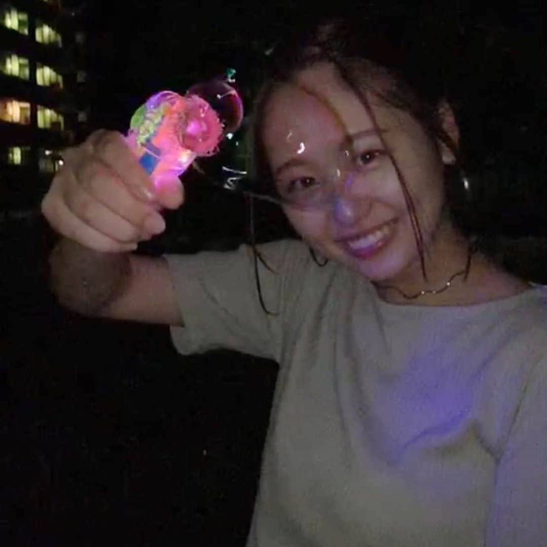 犬塚花菜子のインスタグラム：「シャボン玉と花火！ エモエモ写真撮ってもらった〜〜 彼女感出てる？(^-^)  やっぱ夏は夏らしいことしたいよね〜🌞🌴  今日のかなポチとTwitterの固定ツイートのRTもよろしくお願いします！🙇‍♂️  #Instagram#撮影モデル#被写体#ミスミスター#ミス桜美林#桜美林大学#ミスコン#ファイナリスト#撮影#ミクチャ #配信#投票 #ミス桜美林 #ミスミスター桜美林 #f4f#ootd#サロモ#サロンモデル#follow#followforfollowback#カメラ越しの私の世界#一眼レフ#フィルム#filmphotography#東京#カフェ巡り#iPhone#camera #シャボン玉#花火」