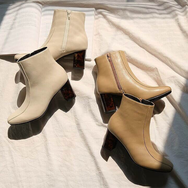 AmiAmi（アミアミ）Shoes Shopのインスタグラム：「. . 商品番号：kh6948 Wシームショートブーツ . . Wシームがはいることで 足が長く見えます☺︎♡ パンツinしてもすっきり！ 今季はアイボリーやホワイト系 ブーツも注目です…◎ . . @amiami_shoes  #アミアミ#アミアミシューズ #ショートブーツ#ブーツコーデ #スーパーSALE#ママコーデ #ママファッション#プチプラ #r_fashion#fashion」